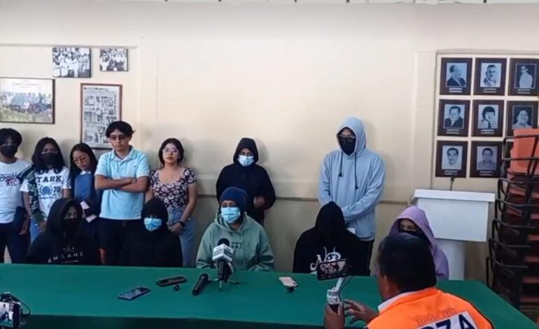Acusan omisión de autoridades en caso de cámaras halladas en baños de la Prepa 29, en Tixtla, Guerrero