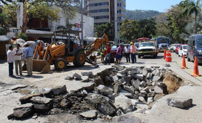 Colapsa colector de drenaje sanitario en la Costera de Acapulco