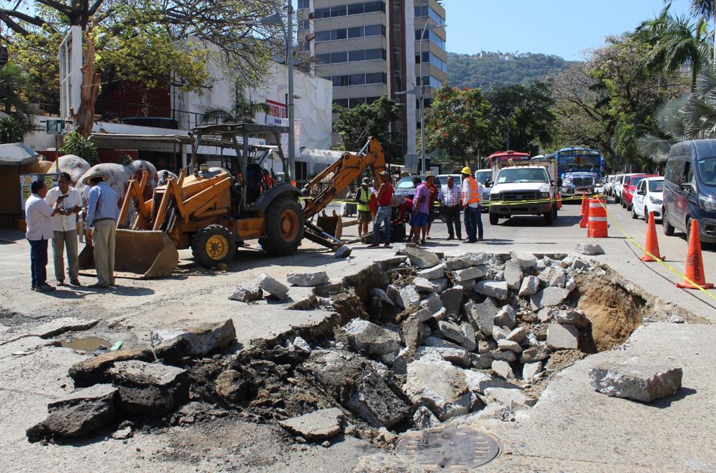 Colapsa colector de drenaje sanitario en la Costera de Acapulco
