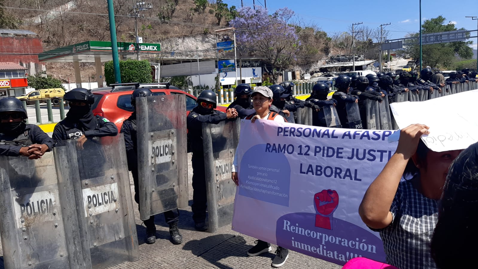Desalojan a trabajadores del sector Salud que bloqueaban la Autopista del Sol