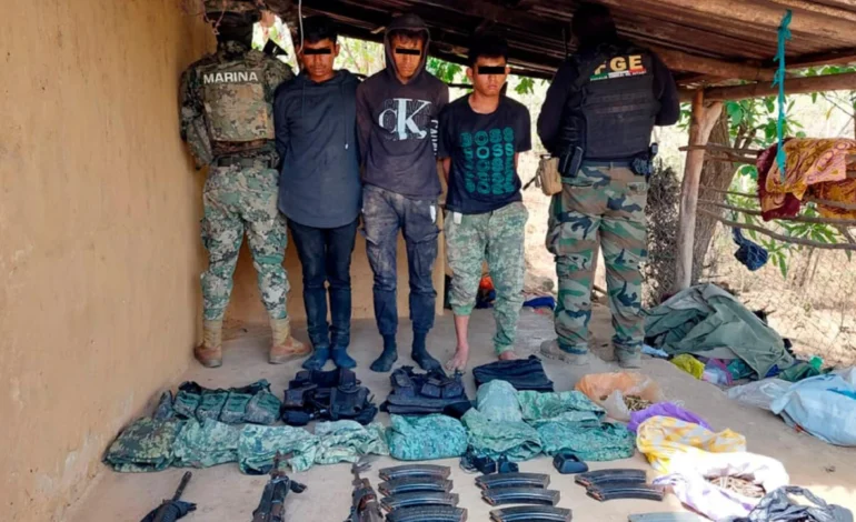 Armas de fuego y equipos táctico son decomisados a tres individuos detenidos en Huertecillas, Coyuca de Benítez