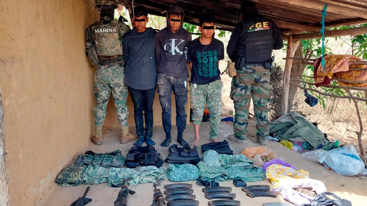 Armas de fuego y equipos táctico son decomisados a tres individuos detenidos en Huertecillas, Coyuca de Benítez