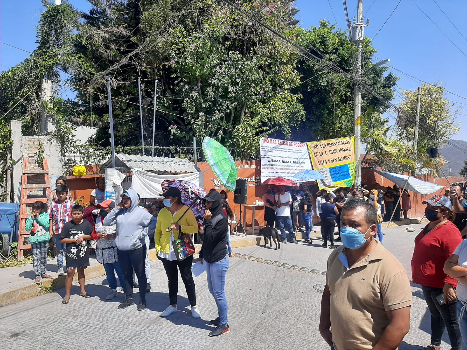 Se lían a manotazos y verbalmente padres y madres de familia por reinstalación de directiva en primaria de Chilpancingo