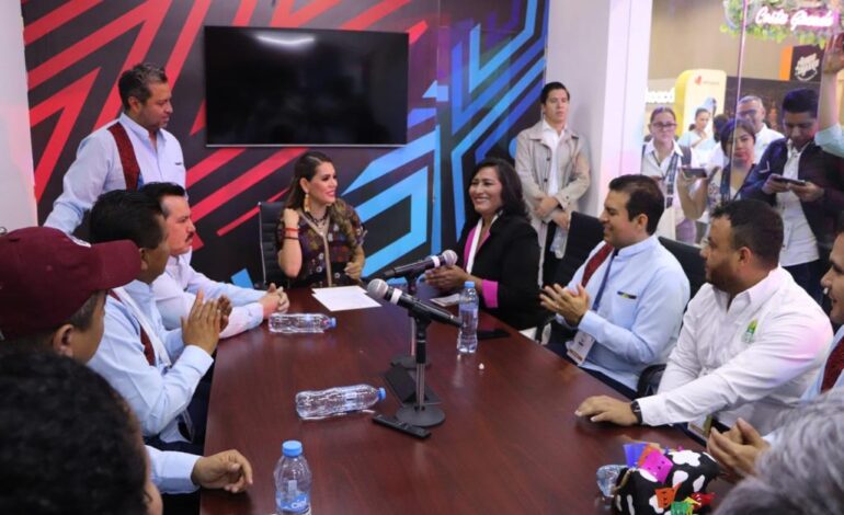 Participa Abelina López, en reunión de alcaldes, durante el primer día del Tianguis Turístico