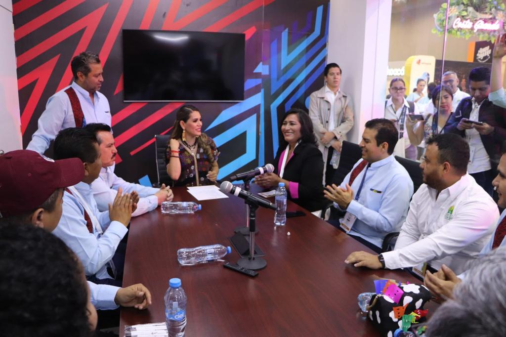 Participa Abelina López, en reunión de alcaldes, durante el primer día del Tianguis Turístico
