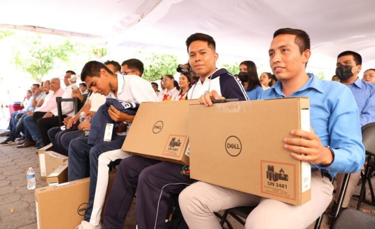 «La educación es la clave para el desarrollo y bienestar de Guerrero», reitera Evelyn Salgado