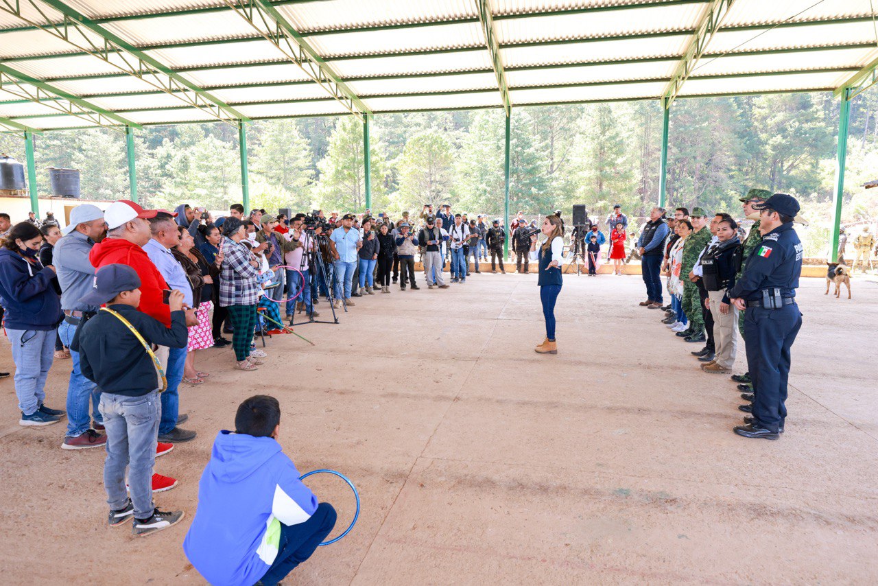 Se reúne Evelyn Salgado con habitantes de El Durazno en La Sierra de Tierra Caliente de Guerrero