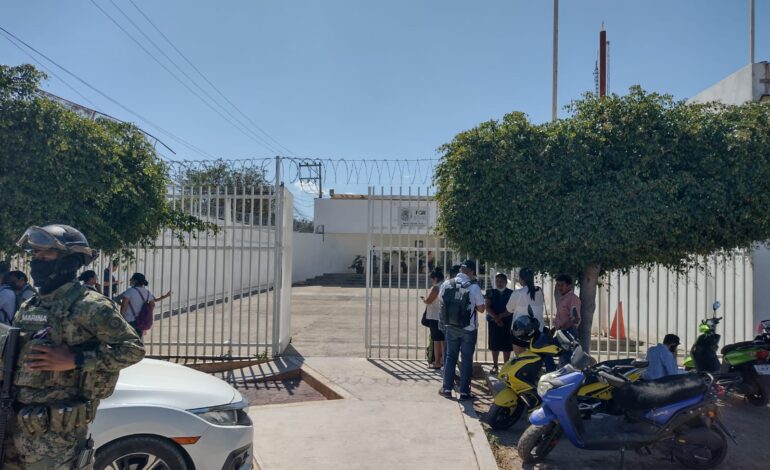 Familiares de policías detenidos por caso Ayotzinapa aseguran que son inocentes