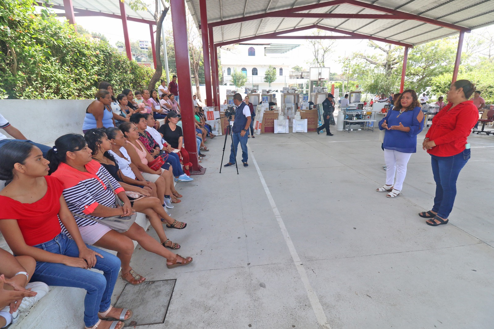 Entrega Leticia Lozano, apoyos del programa «Mujeres Transformando Acapulco”