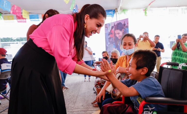 La presidenta del DIF Guerrero, Liz Salgado entregó aparatos funcionales a 17 municipios del estado