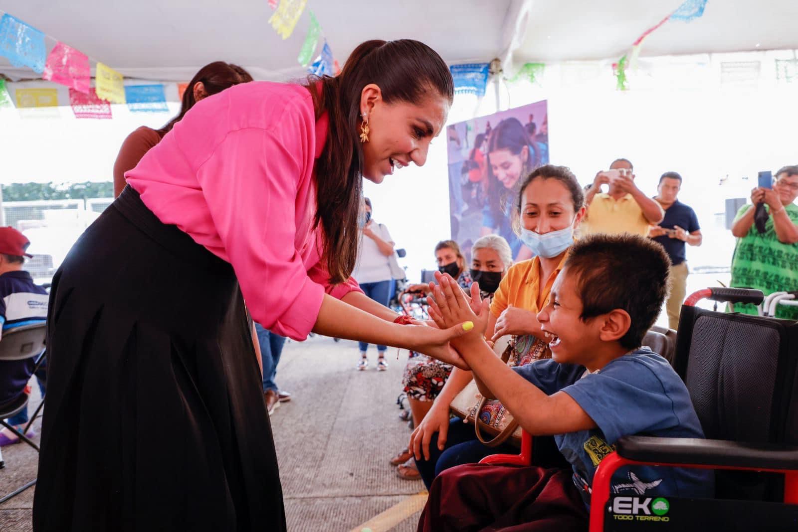 La presidenta del DIF Guerrero, Liz Salgado entregó aparatos funcionales a 17 municipios del estado