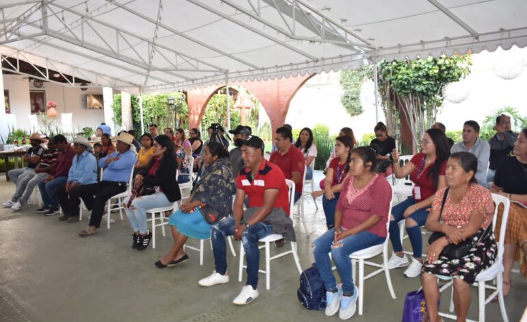 Minera Media Luna entrega pintura a habitantes para mejorar las fachadas de las viviendas de El Miraval
