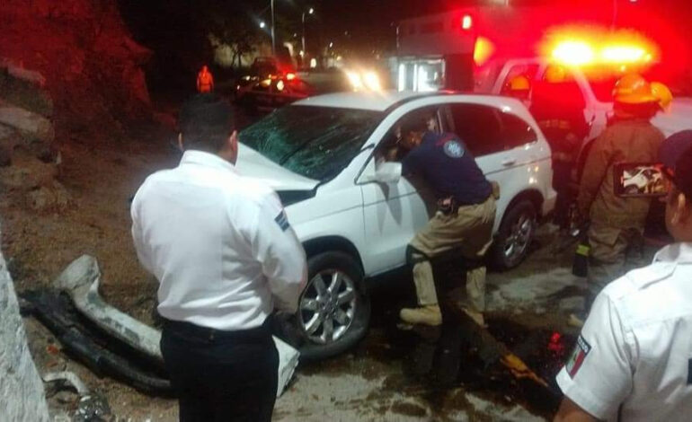Muere automovilista prensado al chocar con muro del museo Fuerte de San Diego en Acapulco