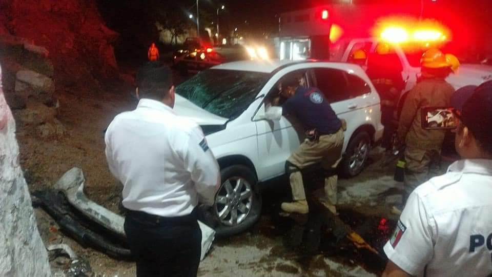 Muere automovilista prensado al chocar con muro del museo Fuerte de San Diego en Acapulco