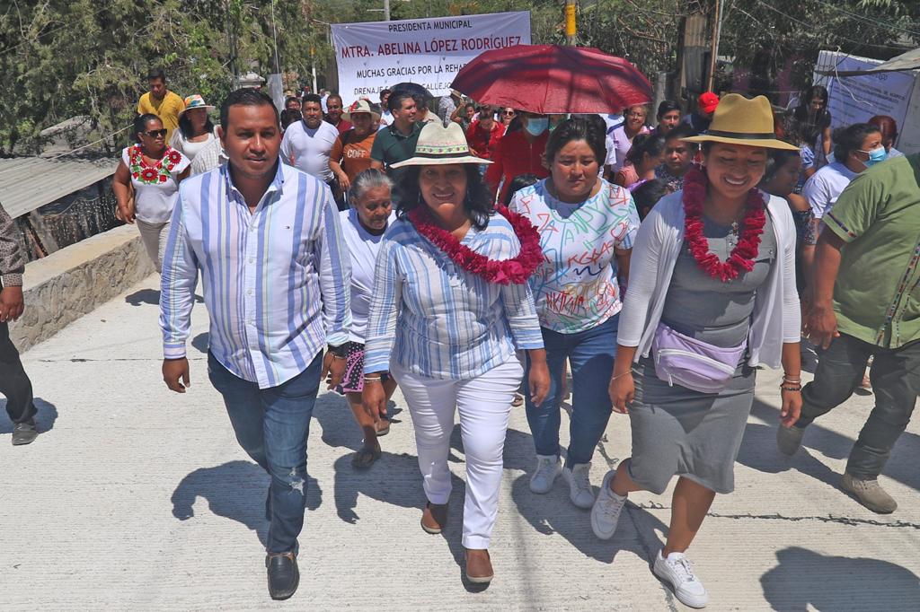 Inaugura Abelina López obras en Renacimiento y Mártires de Cuilapa