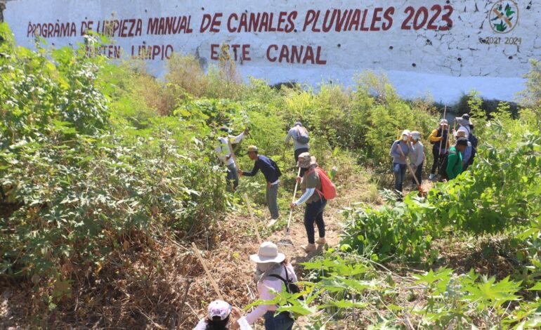 Pone en marcha Abelina López, Programa de Limpieza Manual de Canales Pluviales 2023