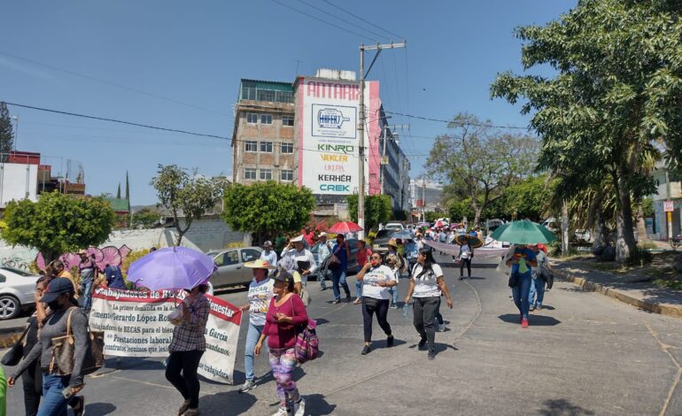 Trabajadores de contrato del Bienestar marchan para demandar garantías laborales