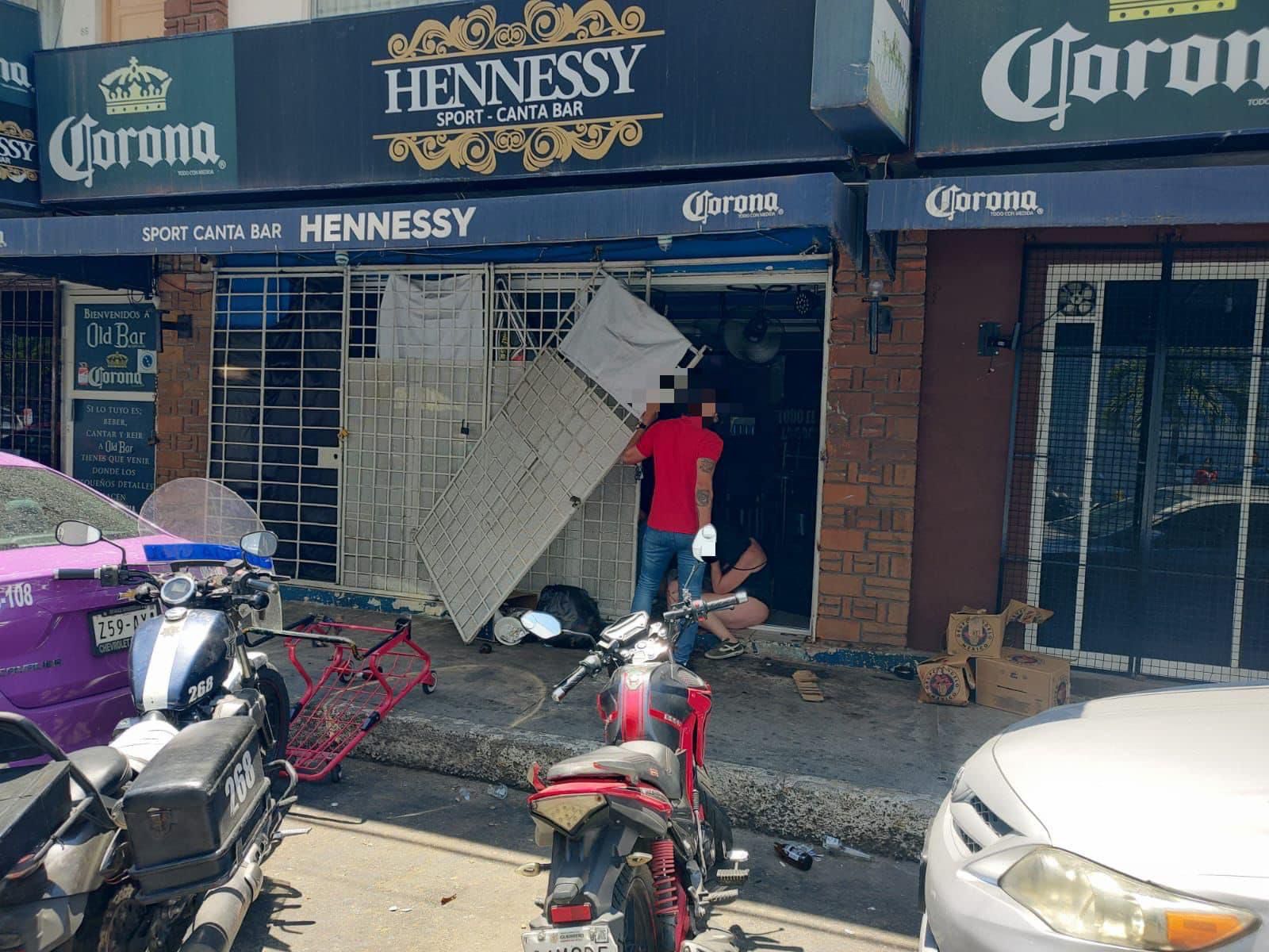Hieren con arma blanca a supuesto turista en un bar de la Costera de Acapulco