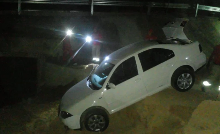 Automovilista estuvo a punto de caer a cauce en Tierra Colorada, Guerrero