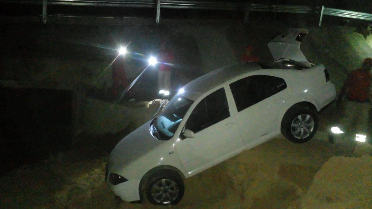 Automovilista estuvo a punto de caer a cauce en Tierra Colorada, Guerrero