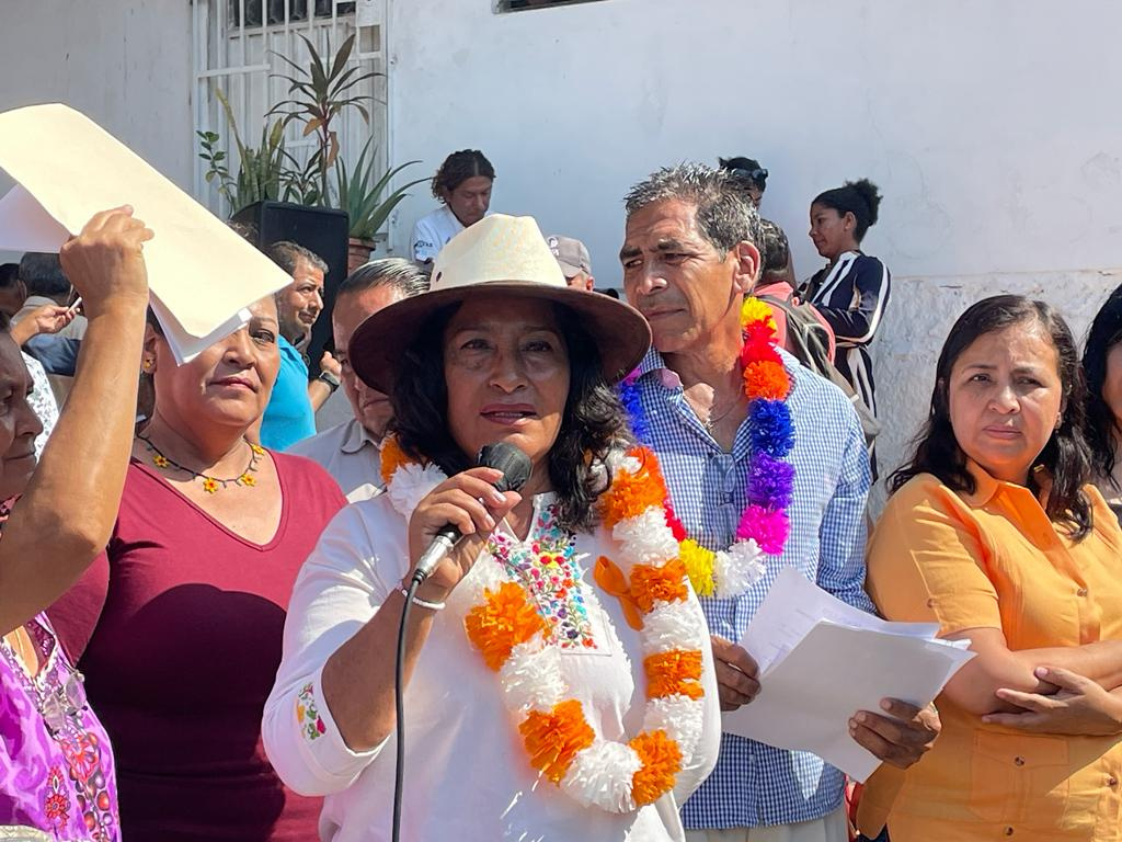 ¿Qué responde Abelina López respecto a las críticas en su contra por la renta de 100 patrullas?