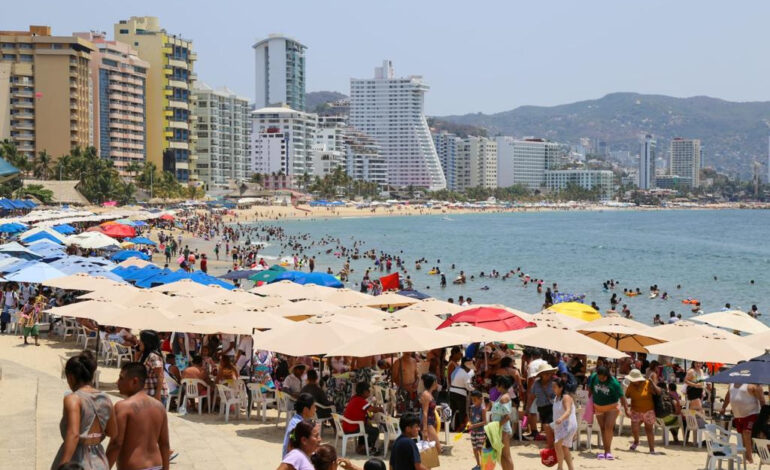 Falta para recuperar la confianza de los visitantes dice Abelina López, pero al menos hoy las playas no están contaminadas