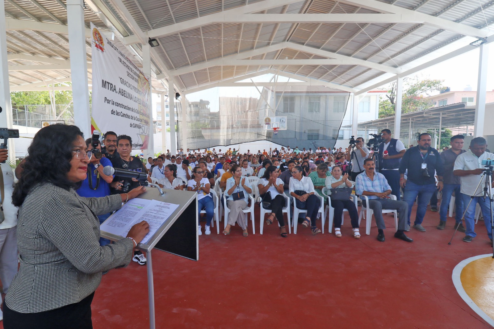 Inaugura Abelina López, techumbre en Casa del Trabajador de CAPAMA