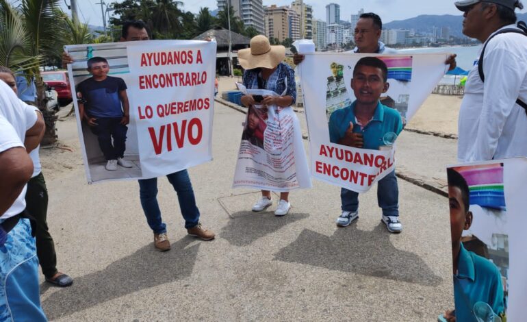 Bloquean la Costera de Acapulco familiares de un joven desaparecido