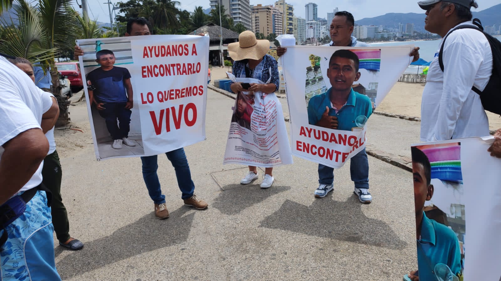 Bloquean la Costera de Acapulco familiares de un joven desaparecido