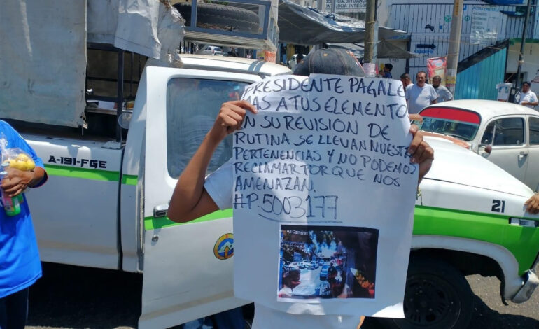 Con bloqueo vial, taxistas de Acapulco exigen la salida del Ejército y la Guardia Nacional