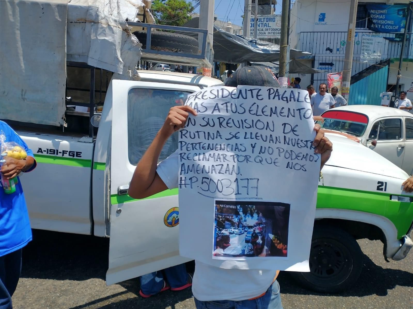 Con bloqueo vial, taxistas de Acapulco exigen la salida del Ejército y la Guardia Nacional