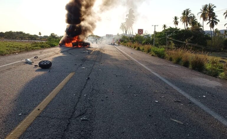 Viven para contarlo: sobreviven a choque e incendio de vehículo en la Acapulco-Zihuatanejo