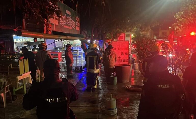 Hombres queman fondas en Caletilla de Acapulco