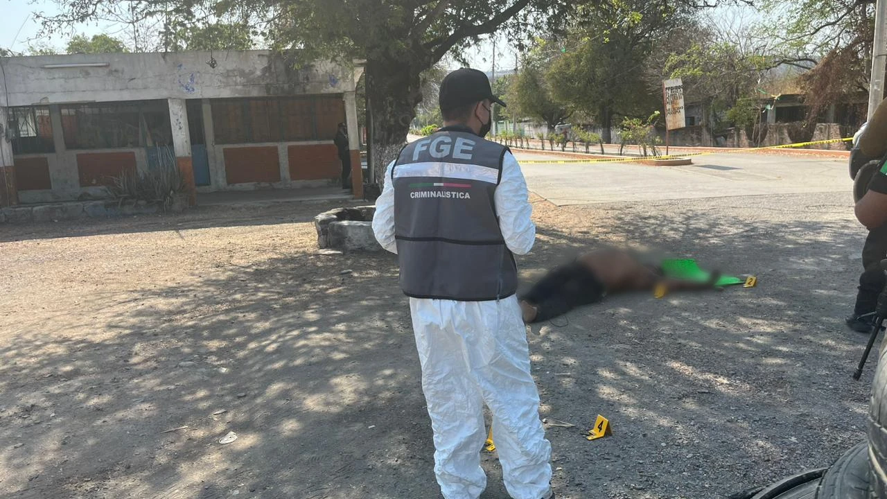 Hallan a hombre asesinado en Tepecoacuilco de Trujano, Guerrero; había un narcomensaje con él