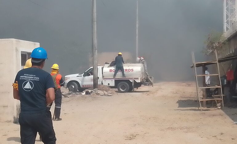Incendio en el Acapulco Diamante consume materiales de PVC en un depósito del Infonavit