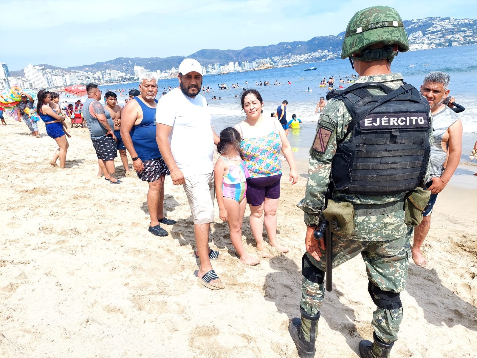 Militares ubican a niña extraviada en playa de Acapulco