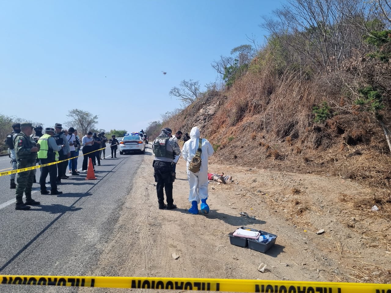 Localizan cadáver en la carretera Zihuatanejo-La Chica