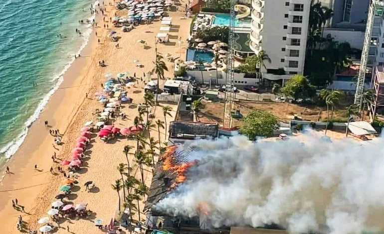 Se quema palapa en el parque acuático El Rollo, Acapulco