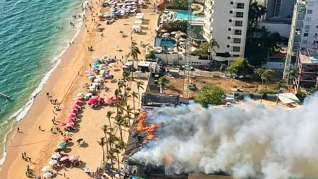 Se quema palapa en el parque acuático El Rollo, Acapulco