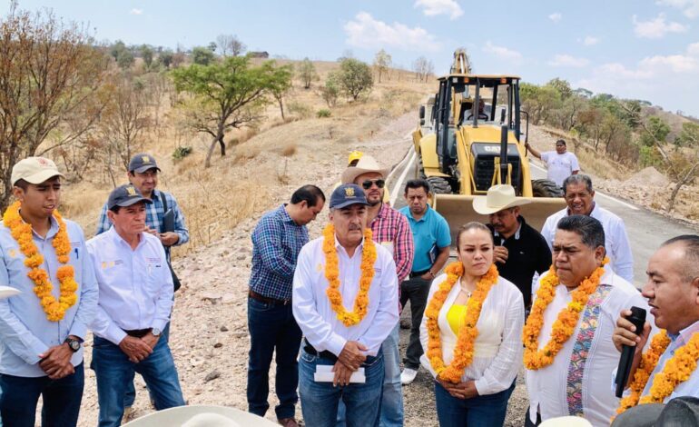Se invertirán más de 3.6 MDP en la pavimentación de la carretera (Chilpancingo-Tlapa)- Ayotzinapa en el municipio de Tlapa