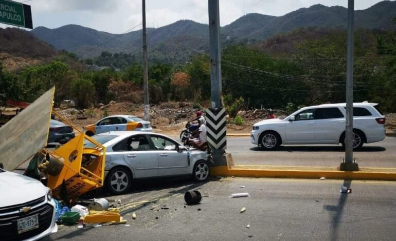 Muere menor de edad vendedor de elotes al ser atropellado en Acapulco