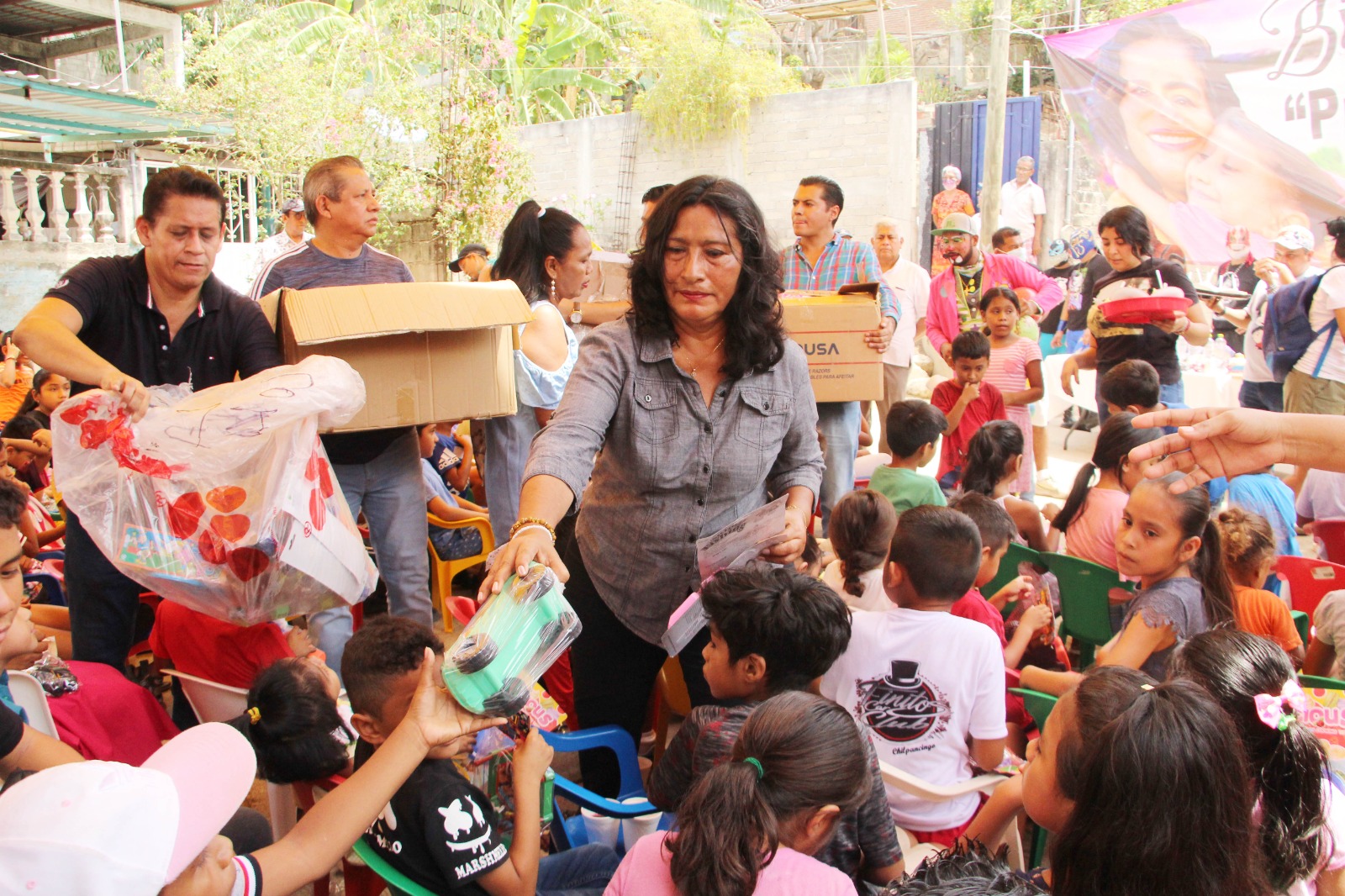Celebra Abelina López a los reyes del hogar en Renacimiento