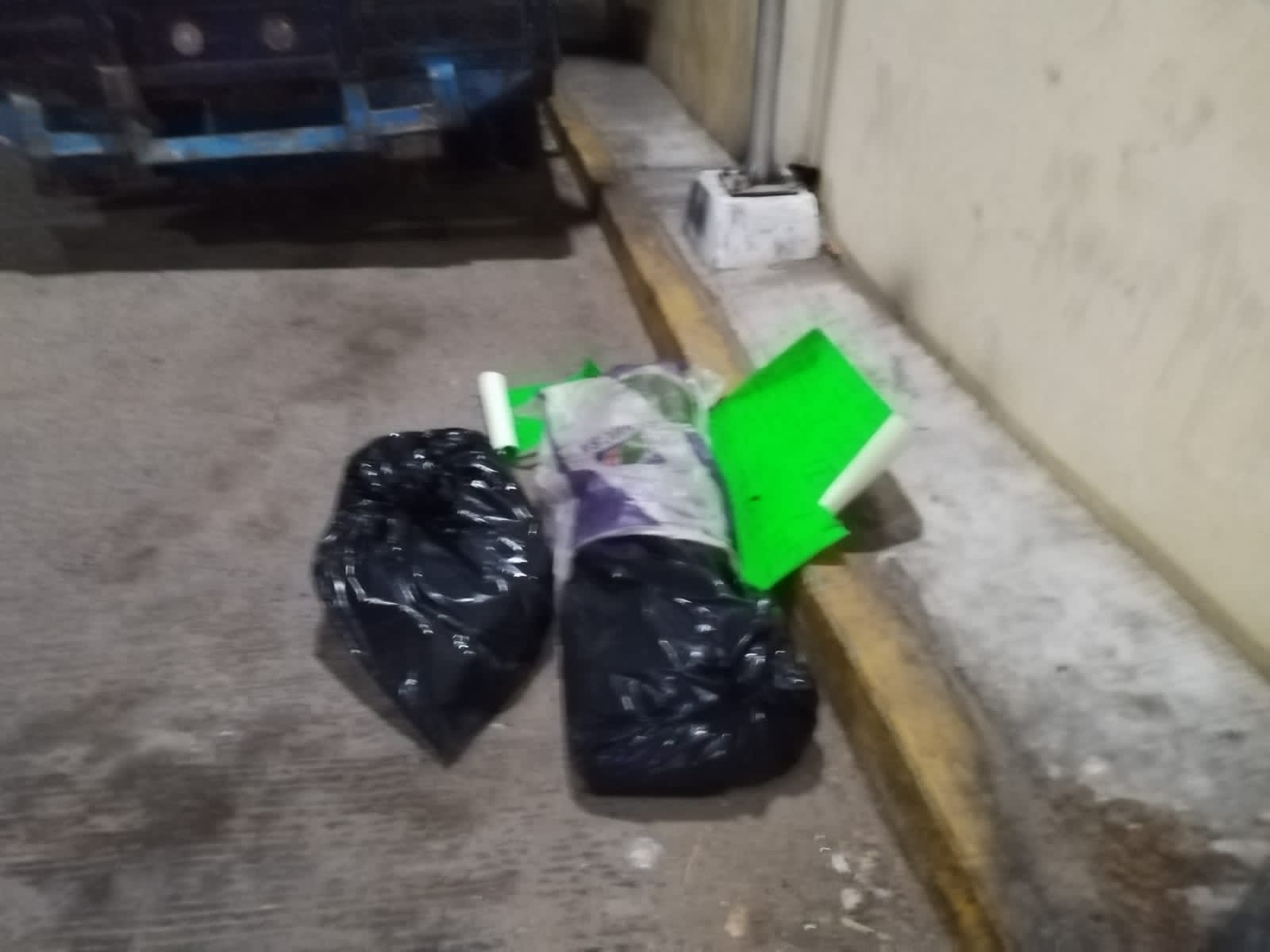 En bolsas negras y con narcomensajes dejan restos humanos en el poblado La Sabana, Acapulco