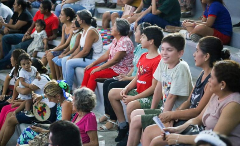 Niñas y niños responden al segundo concierto didáctico de la Banda de Música de la Novena Región Militar en el Parque Papagayo