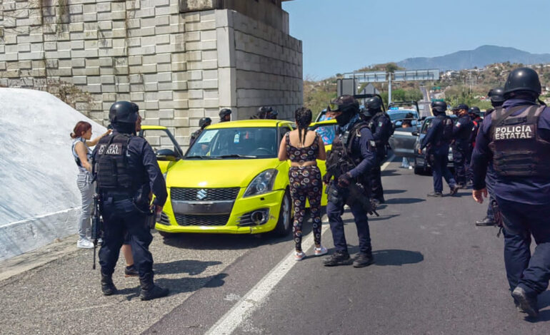 Policías estatales persiguen y arrestan a turista que hizo disparos al aire en presunta riña en la Costera