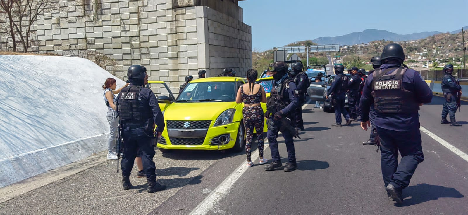 Policías estatales persiguen y arrestan a turista que hizo disparos al aire en presunta riña en la Costera