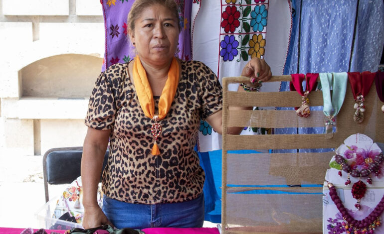 Alicia, madre y creadora de los collares artesanales