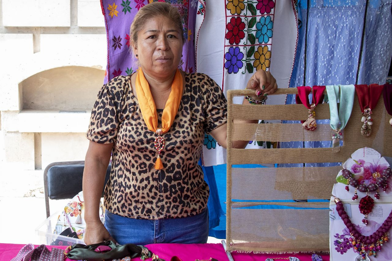 Alicia, madre y creadora de los collares artesanales