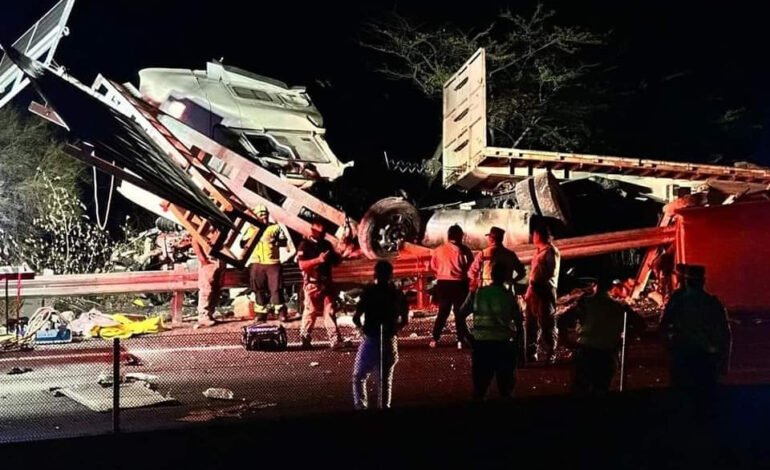 Choque de tránsito deja al menos a diez personas muertas