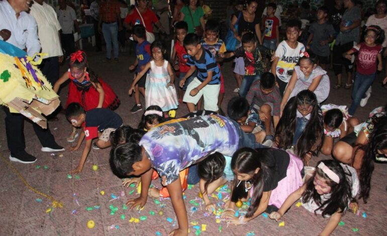 Convive Abelina López, con familias del barrio de La Poza